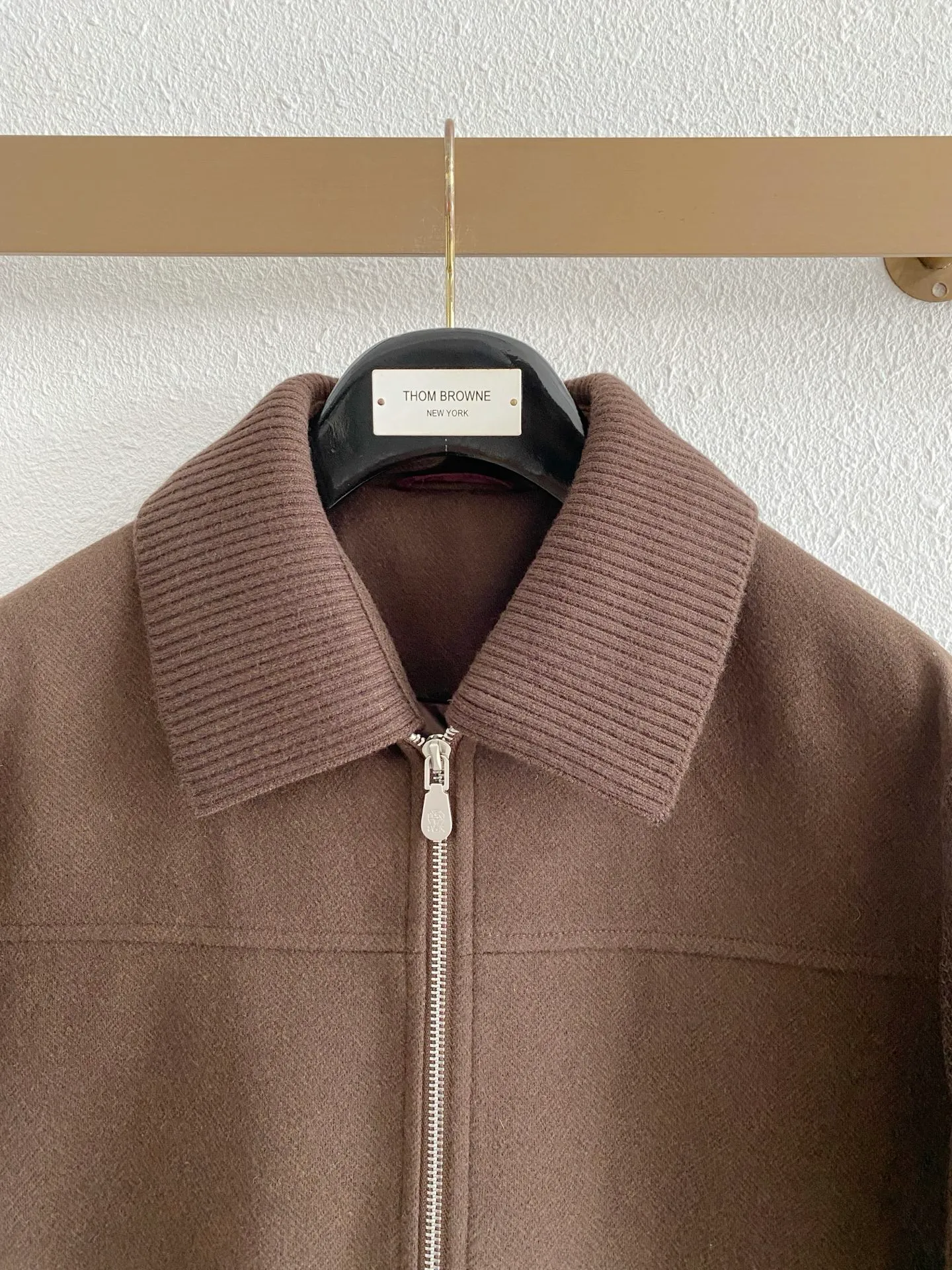 BC 2026 Autumn and Winter New Arrival Down Jacket. The wool blended fabric is delicate and moist, and the down filling inside is outstanding for warmth. The zippered lapels provide a clean fit, and ribbed collar cuffs keep wind and warmth out. The zipper pockets are practical and elegant, and the three colors are low-key and high-end. It is suitable for both business and leisure. It is a light luxury jacket for men that takes into account both style and warmth in autumn and winter. Sizes:M-3XL